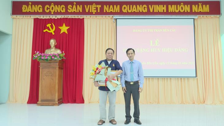 Bến Cầu-trao huy hiệu 50 năm tuổi đảng cho đảng viên Phan Dân Triệu